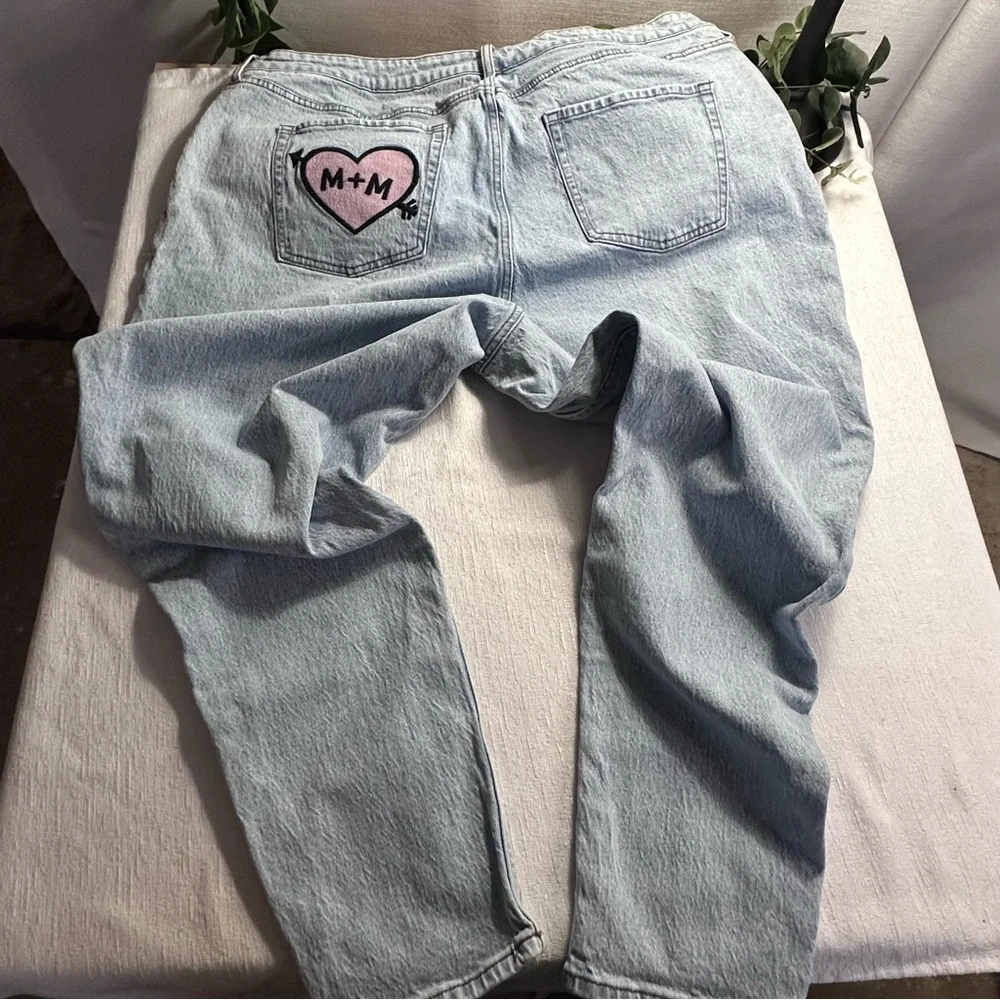 Her Universe Disney Light Blue Mom Jeans with Mickey & Minnie Heart Design Sz 22 - Picture 6 of 14